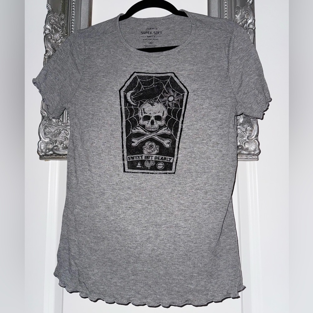 Torrid Plus Size 00 SWEET BUT DEADLY SKULL CREW TEE - SUPER SOFT RIB GREY